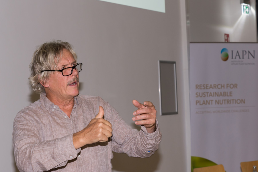 Dr. Joachim Milz talked about alternatives in oil palm production. (Photo: IAPN)