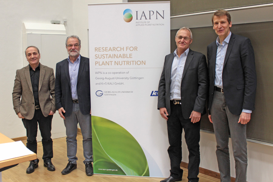 In dialogue (left to right): Prof. Dr. Ismail Cakmak, Dr. Hans-Joachim Braun, Dr. Wolfgang H. Pfeiffer and Prof. Dr. Klaus Dittert. (Photo: IAPN)